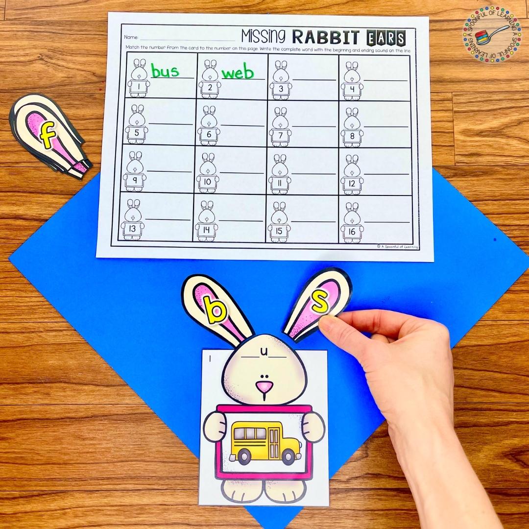 A spring centers activity where students place the correct ears on the bunny to show the beginning and ending sounds of the picture the bunny is holding. This activity has a middle vowel sound letter on the bunny's head which completes the word once the students place the correct ears on the bunny. 