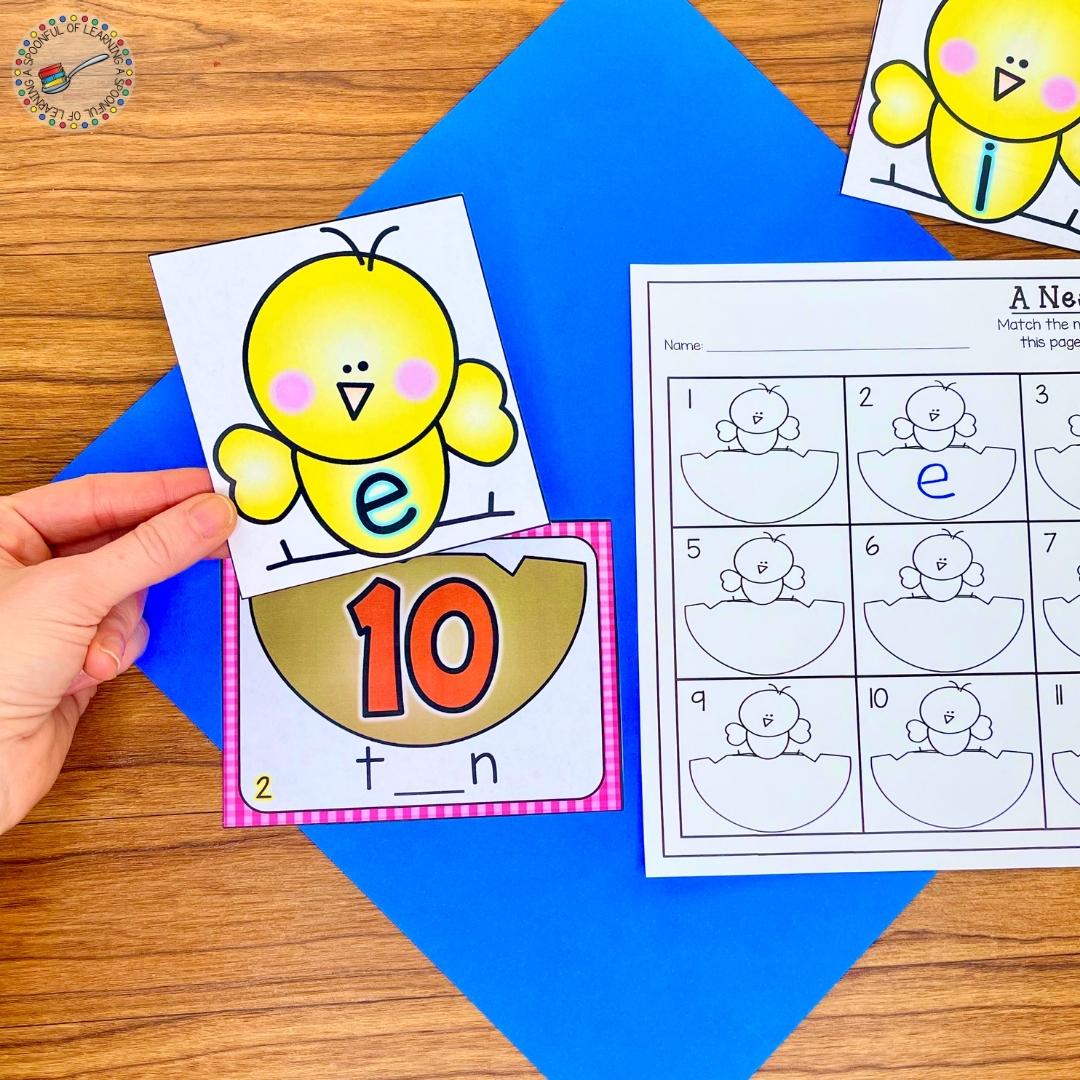 Strengthen middle sounds and vowel sounds skills by using this Birds Nest Middle Vowel Sound center. Students match the middle vowel sound letter to the correct picture on the nest. 
