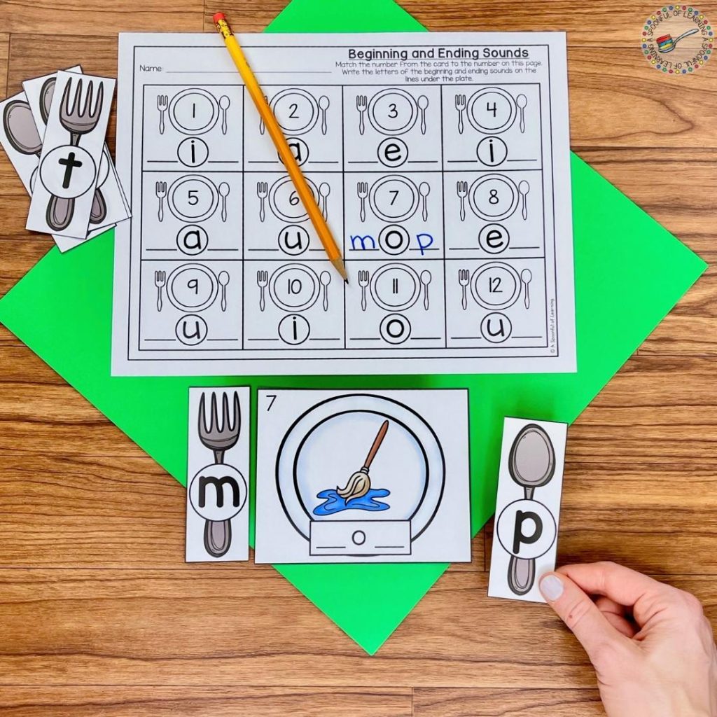 Matching a fork and spoon card to the correct plate based on letter sounds